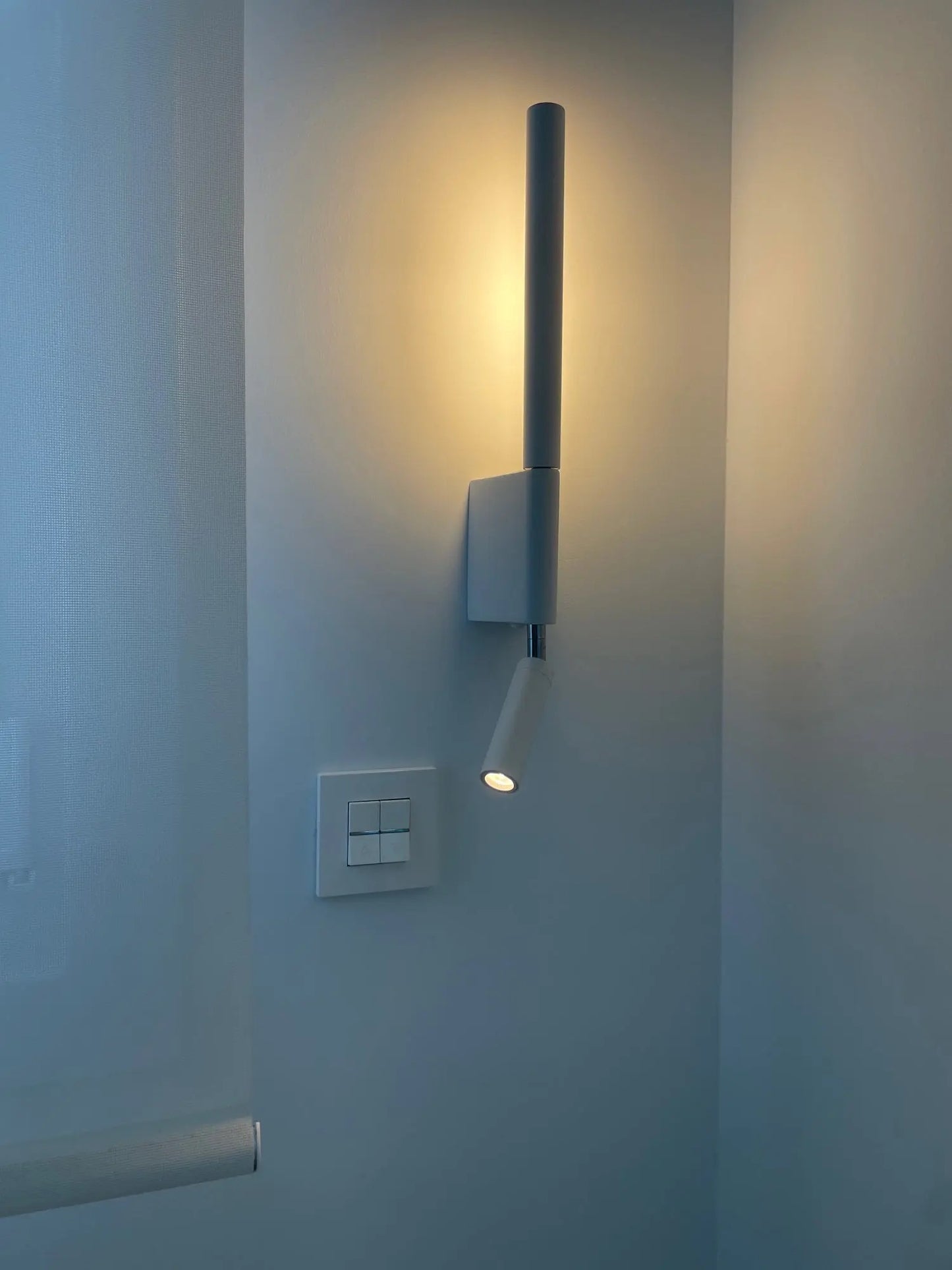 Aplique de pared con lampara reflector giratorio