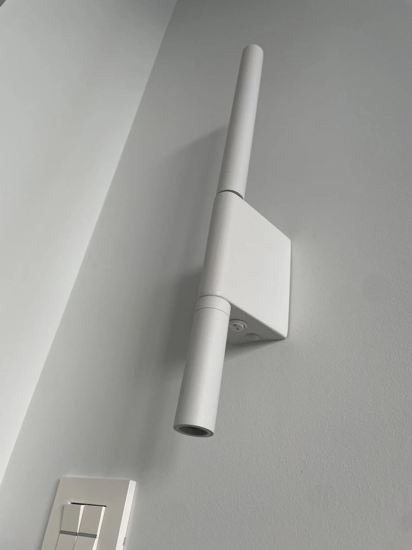 Aplique de pared con lampara reflector giratorio