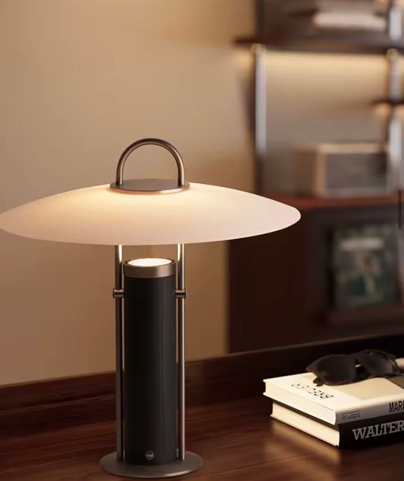 Lámpara de Mesa de Madera y Latón — Pantalla tipo Disco