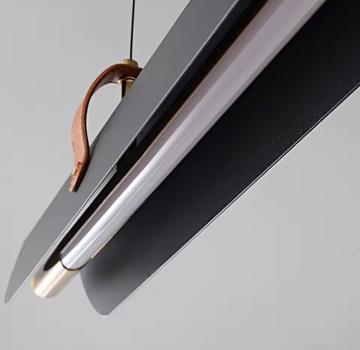 Lámpara Colgante Lineal LED — Tubo Metálico con Correas de Cuero