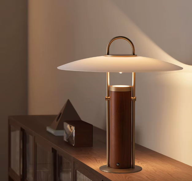 Lámpara de Mesa de Madera y Latón — Pantalla tipo Disco