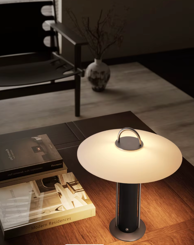 Lámpara de Mesa de Madera y Latón — Pantalla tipo Disco