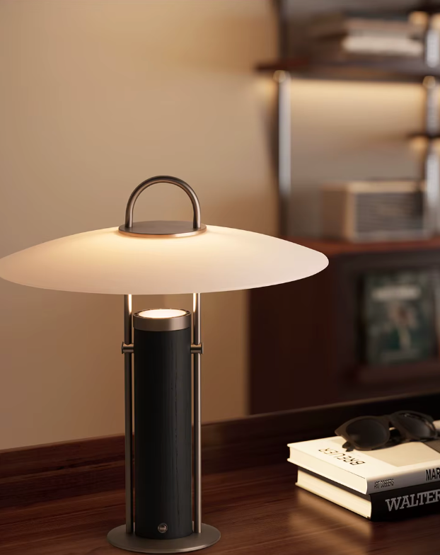 Lámpara de Mesa de Madera y Latón — Pantalla tipo Disco