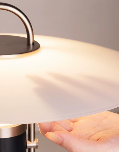 Lámpara de Mesa de Madera y Latón — Pantalla tipo Disco