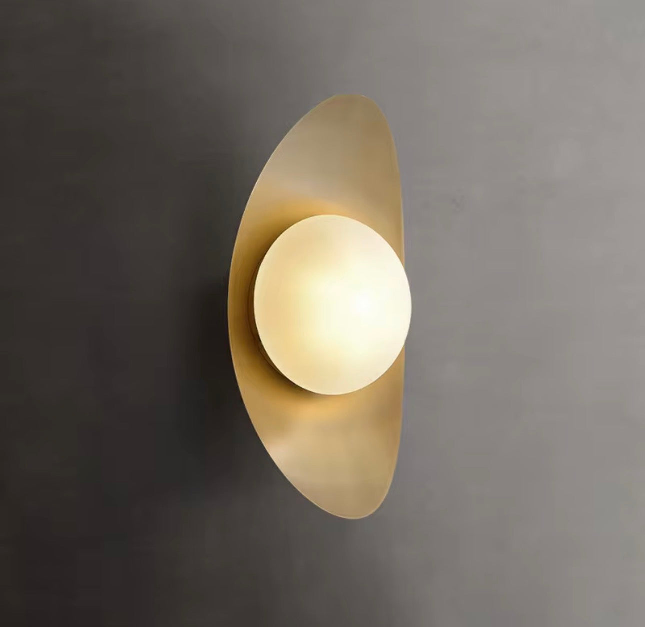 Aplique de Pared Oval en Latón con Globo de Vidrio