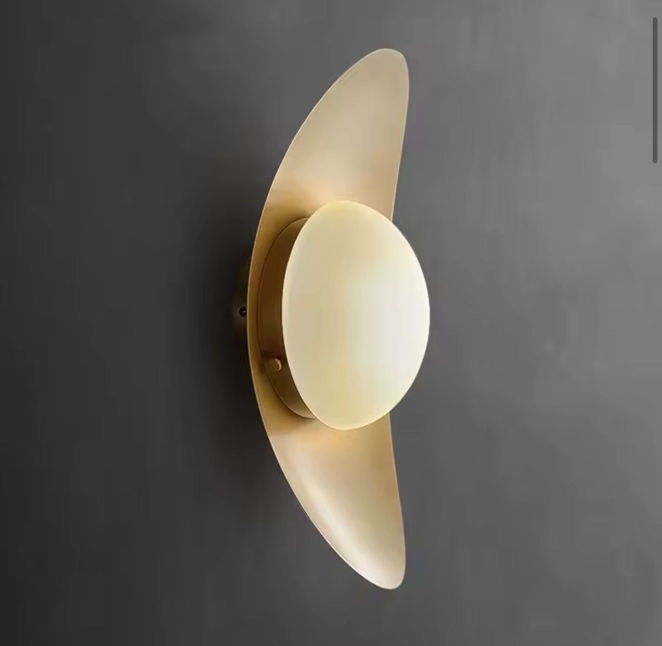 Aplique de Pared Oval en Latón con Globo de Vidrio