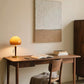Lámpara de Mesa Domo de Vidrio Ámbar — Madera de Fresno y Latón