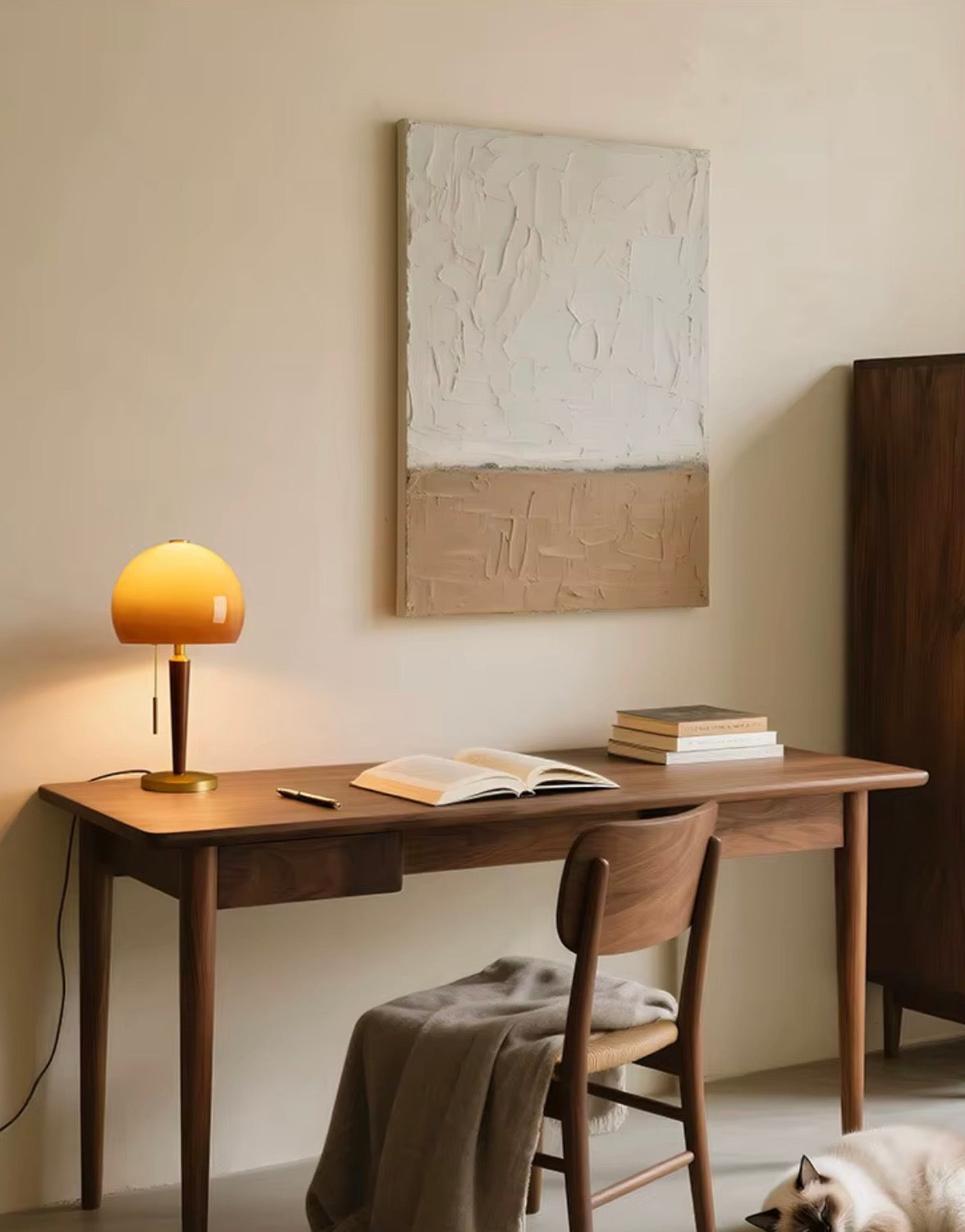 Lámpara de Mesa Domo de Vidrio Ámbar — Madera de Fresno y Latón