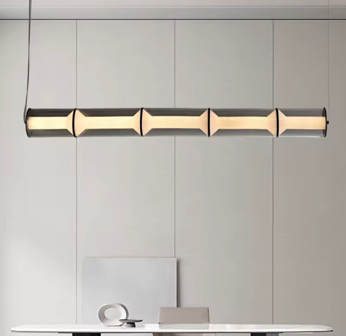 Lámpara Colgante Lineal LED — Tubo de Vidrio con Difusores Plisados