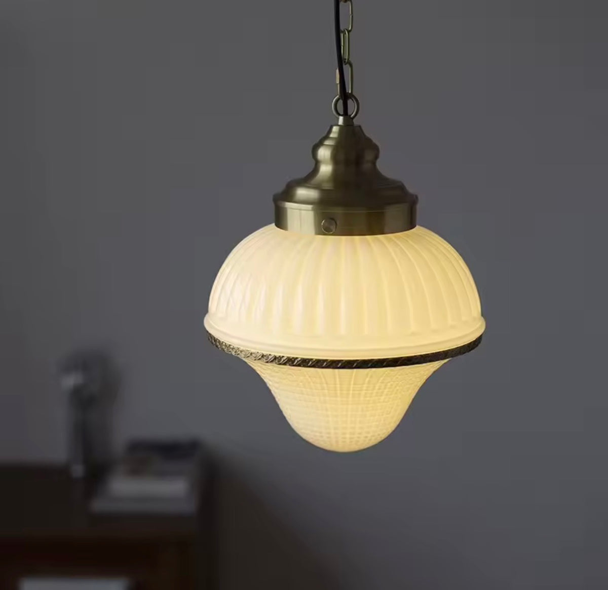 Lámpara Colgante Vintage de Milk Glass — Acabado Dorado