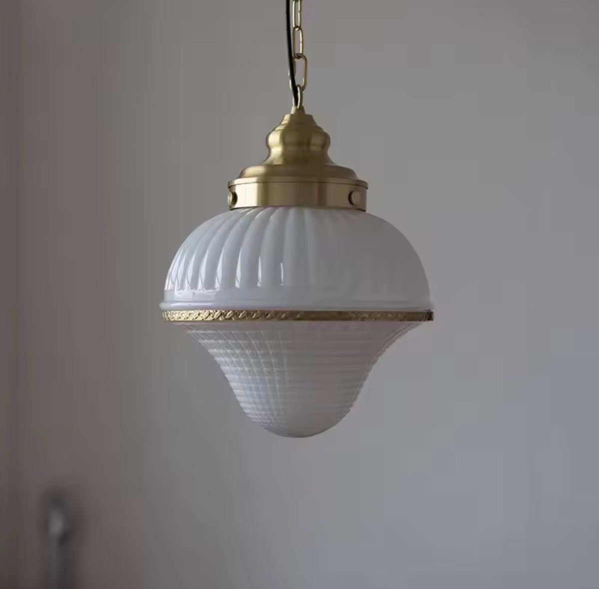 Lámpara Colgante Vintage de Milk Glass — Acabado Dorado