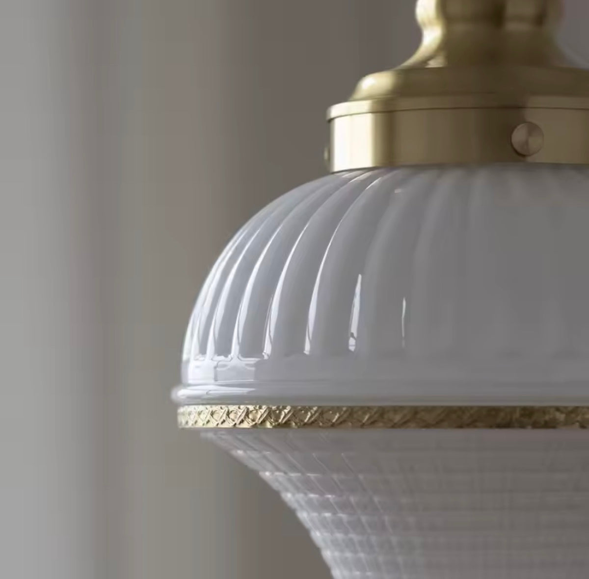 Lámpara Colgante Vintage de Milk Glass — Acabado Dorado