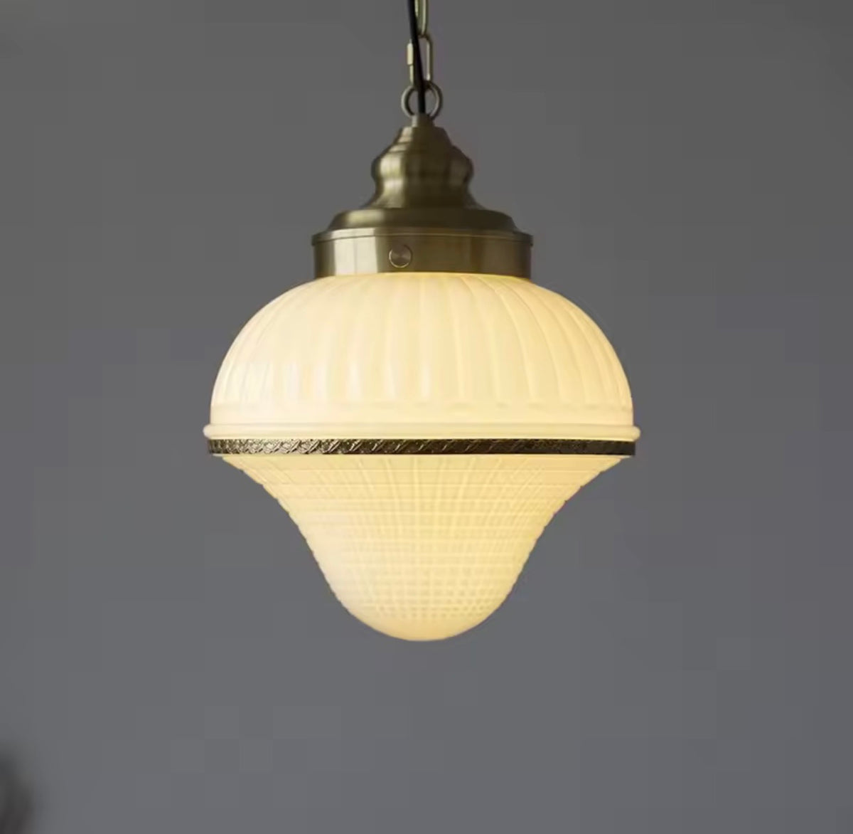 Lámpara Colgante Vintage de Milk Glass — Acabado Dorado