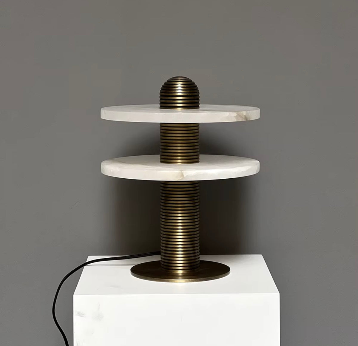 Lámpara de Mesa de Mármol — Doble Disco y Columna Estriada