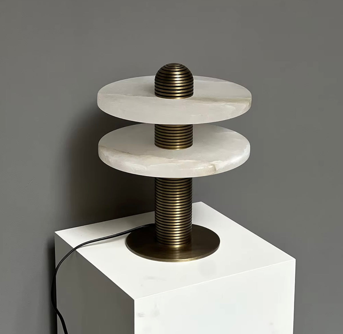 Lámpara de Mesa de Mármol — Doble Disco y Columna Estriada