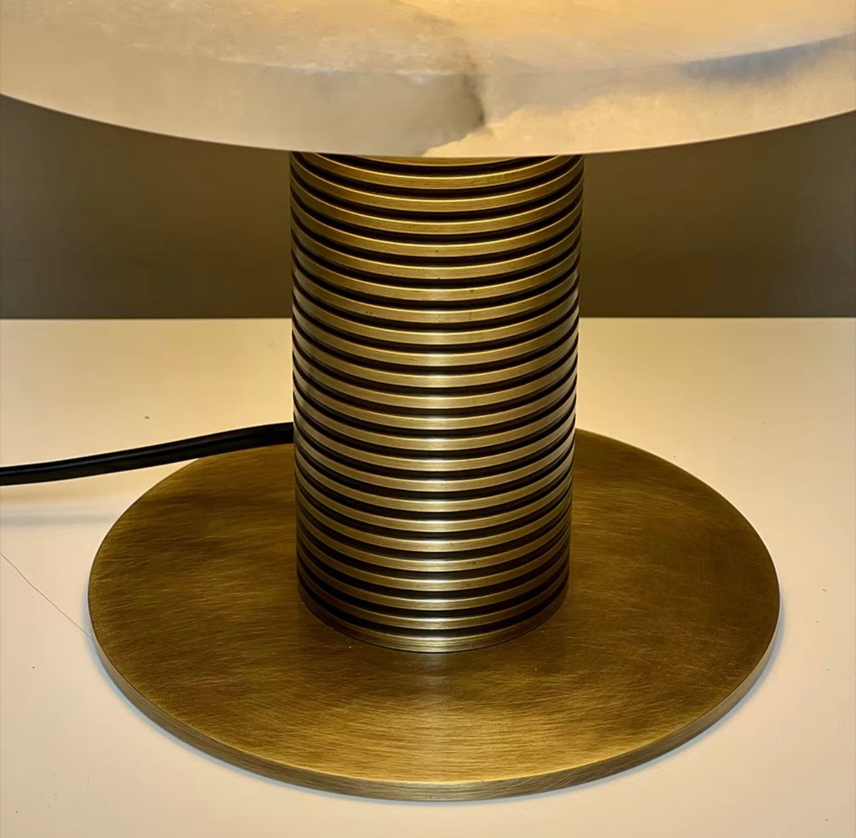 Lámpara de Mesa de Mármol — Doble Disco y Columna Estriada